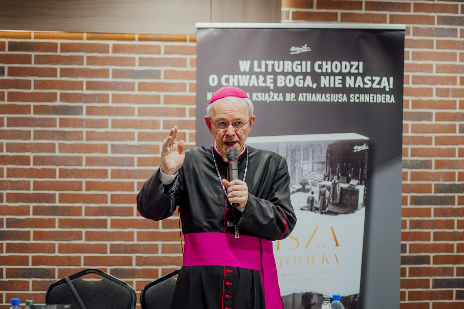 Spotkanie z bp. Athanasiusem Schneiderem w Krakowie – premiera książki „Ucieczka od herezji”