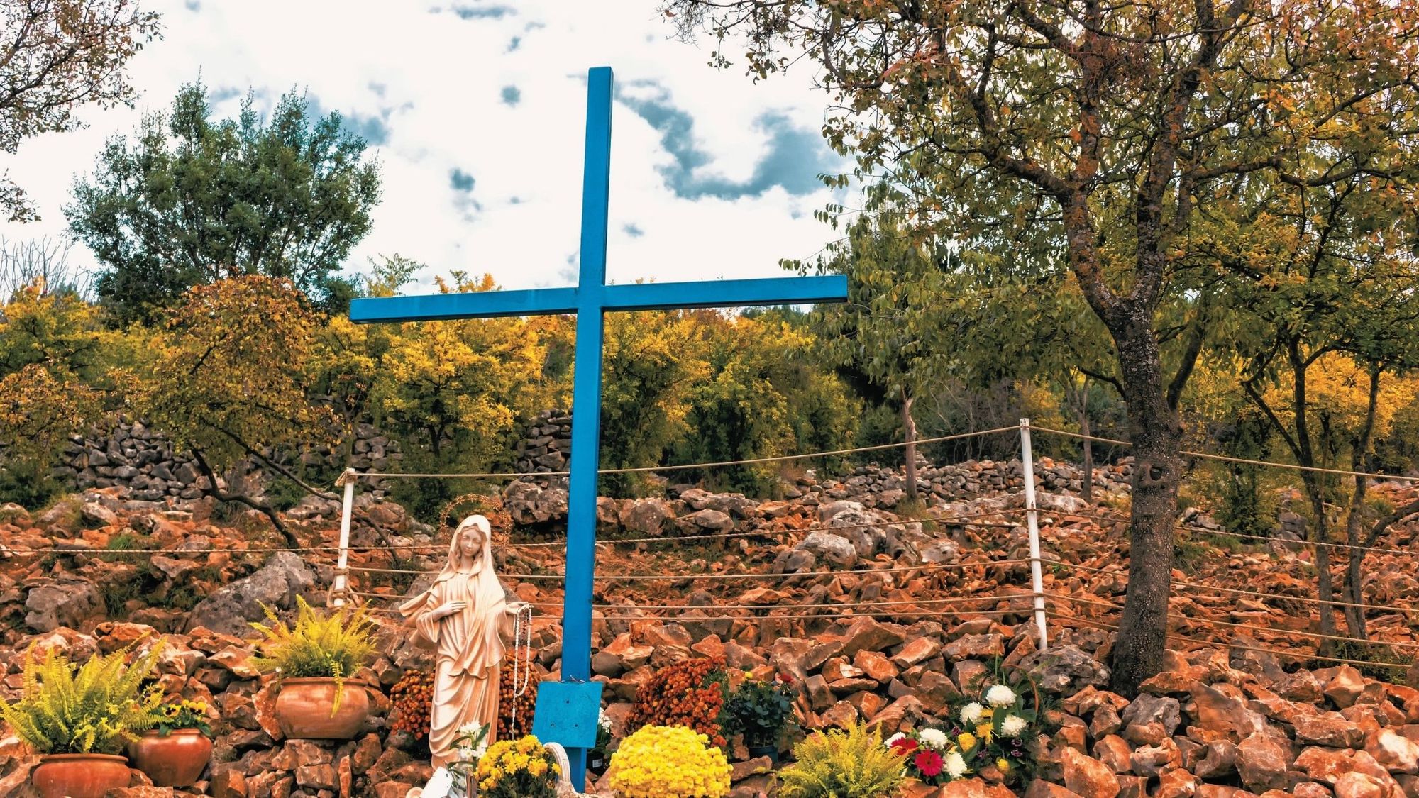 „Wiek, w którym żyjecie jest w mocy szatana. Ale już niedługo…”. 4 objawienia Maryi w Medjugorje o naszych czasach